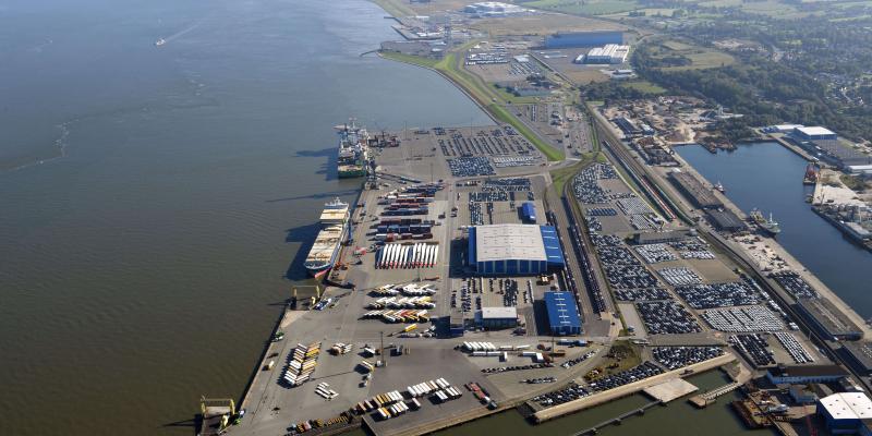 Maritime Wirtschaft   Cuxport Luftaufnahme